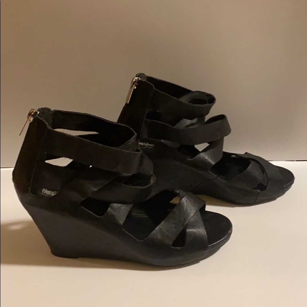 MOSSIMO BLACK FAUX LEATHER WEDGE SANDALS FOR FALL